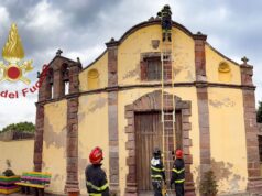 Busachi, croce sopra la chiesa pericolante: intervento dei Vigili del Fuoco