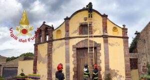 Busachi, croce sopra la chiesa pericolante: intervento dei Vigili del Fuoco