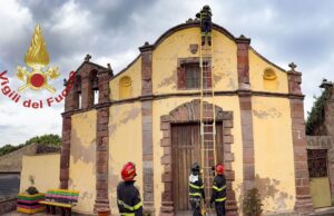 Busachi, croce sopra la chiesa pericolante: intervento dei Vigili del Fuoco