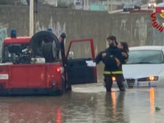 Porto Torres, madre e figlia salvate dall’abitacolo auto in una strada allagata | Video