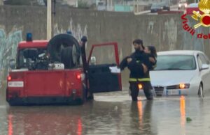 Porto Torres, madre e figlia salvate dall’abitacolo auto in una strada allagata | Video