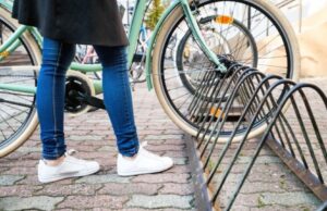 Cagliari, “guerra” ai ciclisti: città divisa sulle multe per decoro urbano