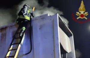 Paura a Villamar, prende fuoco container di rifiuti: si indaga sulle cause