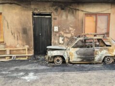 Panico a Terralba, auto prende fuoco e danneggia abitazione