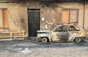 Panico a Terralba, auto prende fuoco e danneggia abitazione