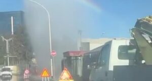 Pirri, condotta dell’acqua esplode durante i lavori in corso sulla strada | Video