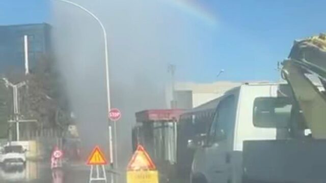 Pirri, condotta dell’acqua esplode durante i lavori in corso sulla strada | Video