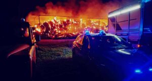 Paura nella notte a Sestu, grosso incendio in un deposito di fieno