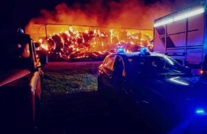 Paura nella notte a Sestu, grosso incendio in un deposito di fieno