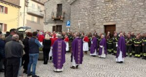 Calangianus si stringe nel dolore: folla smisurata per i funerali di Omar Masia