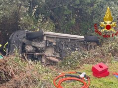 Paura sulla Sp 24 direzione Padru, auto cade in un dirupo: c’è un ferito