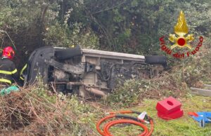 Paura sulla Sp 24 direzione Padru, auto cade in un dirupo: c’è un ferito