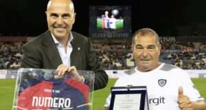 Piero Massa va in pensione: il Cagliari omaggia lo storico magazziniere