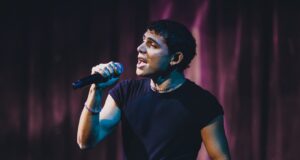 EroCaddeo si supera a X-Factor: standing ovation per la sua “Sere Nere”