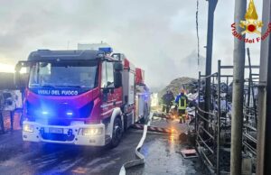 Macchiareddu, grosso incendio in un capannone: Vigili del fuoco in azione per ore