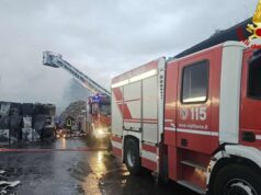 Incendio a Macchiareddu, le complesse operazioni dei Vigili del fuoco | Video
