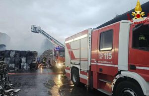 Incendio a Macchiareddu, le complesse operazioni dei Vigili del fuoco | Video