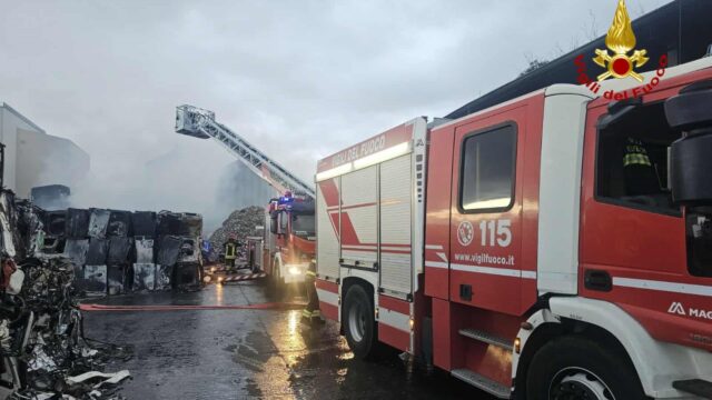 Incendio a Macchiareddu, le complesse operazioni dei Vigili del fuoco | Video