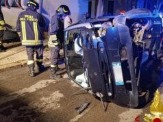 Paura ad Alghero, auto si ribalta dopo lo scontro con altre auto parcheggiate