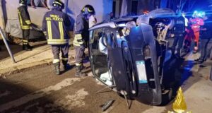 Paura ad Alghero, auto si ribalta dopo lo scontro con altre auto parcheggiate