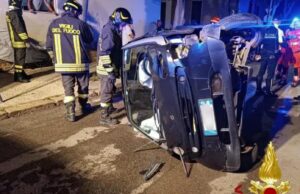 Paura ad Alghero, auto si ribalta dopo lo scontro con altre auto parcheggiate