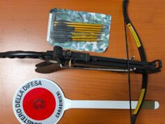 Nuoro, trovato in auto con una balestra: scatta la denuncia per un uomo