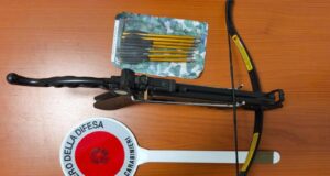Nuoro, trovato in auto con una balestra: scatta la denuncia per un uomo