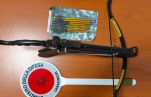 Nuoro, trovato in auto con una balestra: scatta la denuncia per un uomo