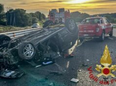 Auto si ribalta sulla 131, conducente in ospedale