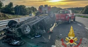 Auto si ribalta sulla 131, conducente in ospedale