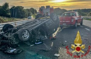 Auto si ribalta sulla 131, conducente in ospedale