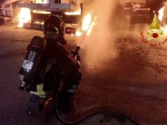 Cagliari, incendio in viale Monastir: 9 mezzi distrutti in un piazzale aziendale
