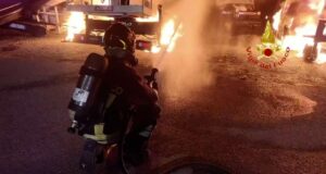 Cagliari, incendio in viale Monastir: 9 mezzi distrutti in un piazzale aziendale