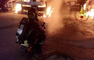 Cagliari, incendio in viale Monastir: 9 mezzi distrutti in un piazzale aziendale