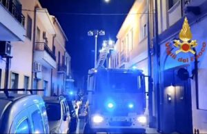 Paura a Quartucciu, grosse fiamme sul tetto di una casa
