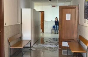 Attimi di paura al tribunale di Tempio, crolla il controsoffitto: locali evaquati