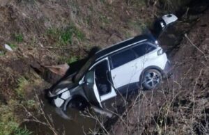 San Vero Milis, auto sbanda e finisce fuori strada: la corsa termina in un canale