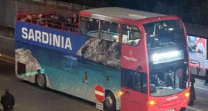 La Sardegna a Londra, Cala Goloritzè e La Pelosa nei bus a due piani