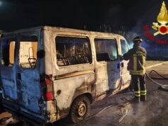 Incendio ad Alghero, a fuoco un furgone: rischio per l’adiacente caseggiato Enel