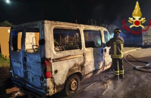 Incendio ad Alghero, a fuoco un furgone: rischio per l’adiacente caseggiato Enel