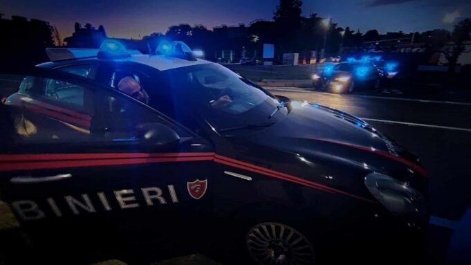 Cagliari, lanciano oggetti contro auto e case: tensione in piazza San Michele