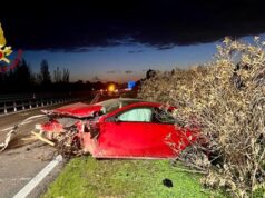 Villaspeciosa, scoppia lo pneumatico e finisce contro altra auto: due feriti