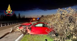 Villaspeciosa, scoppia lo pneumatico e finisce contro altra auto: due feriti