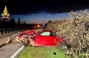 Villaspeciosa, scoppia lo pneumatico e finisce contro altra auto: due feriti