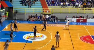 Esperia Cagliari-Nuovo Basket Aquilano, canestro clamoroso di Cabriolu | Video