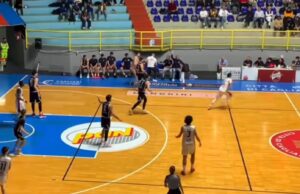 Esperia Cagliari-Nuovo Basket Aquilano, canestro clamoroso di Cabriolu | Video