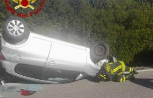 Orotelli, auto si ribalta sulla Statale 131: paura per una donna