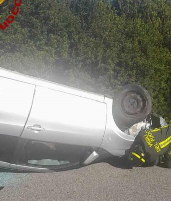 Orotelli, auto si ribalta sulla Statale 131: paura per una donna