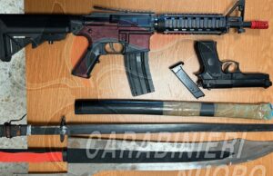 Onanì, in casa spade da samurai e fucili da softair: nei guai un 22enne