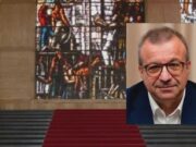 Incidente per l’assessore Cani, cade e danneggia opera di Sironi | Video